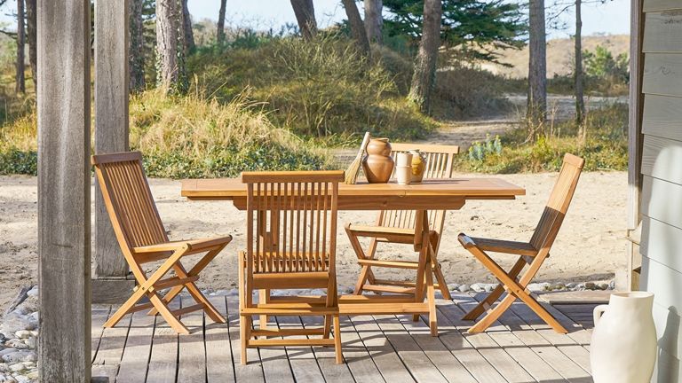 chaises et table de jardin en bois